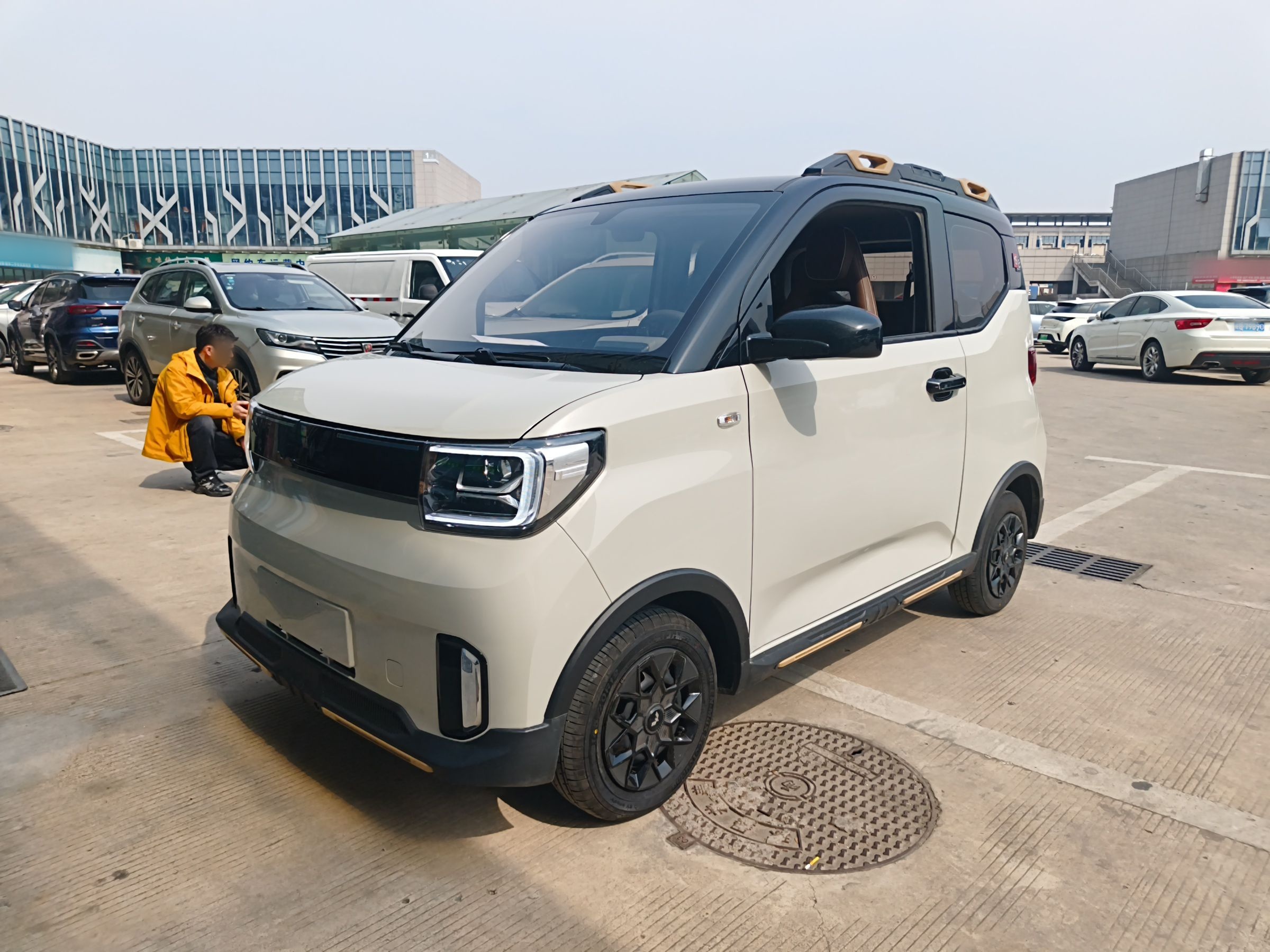 Под передней частью автомобиля