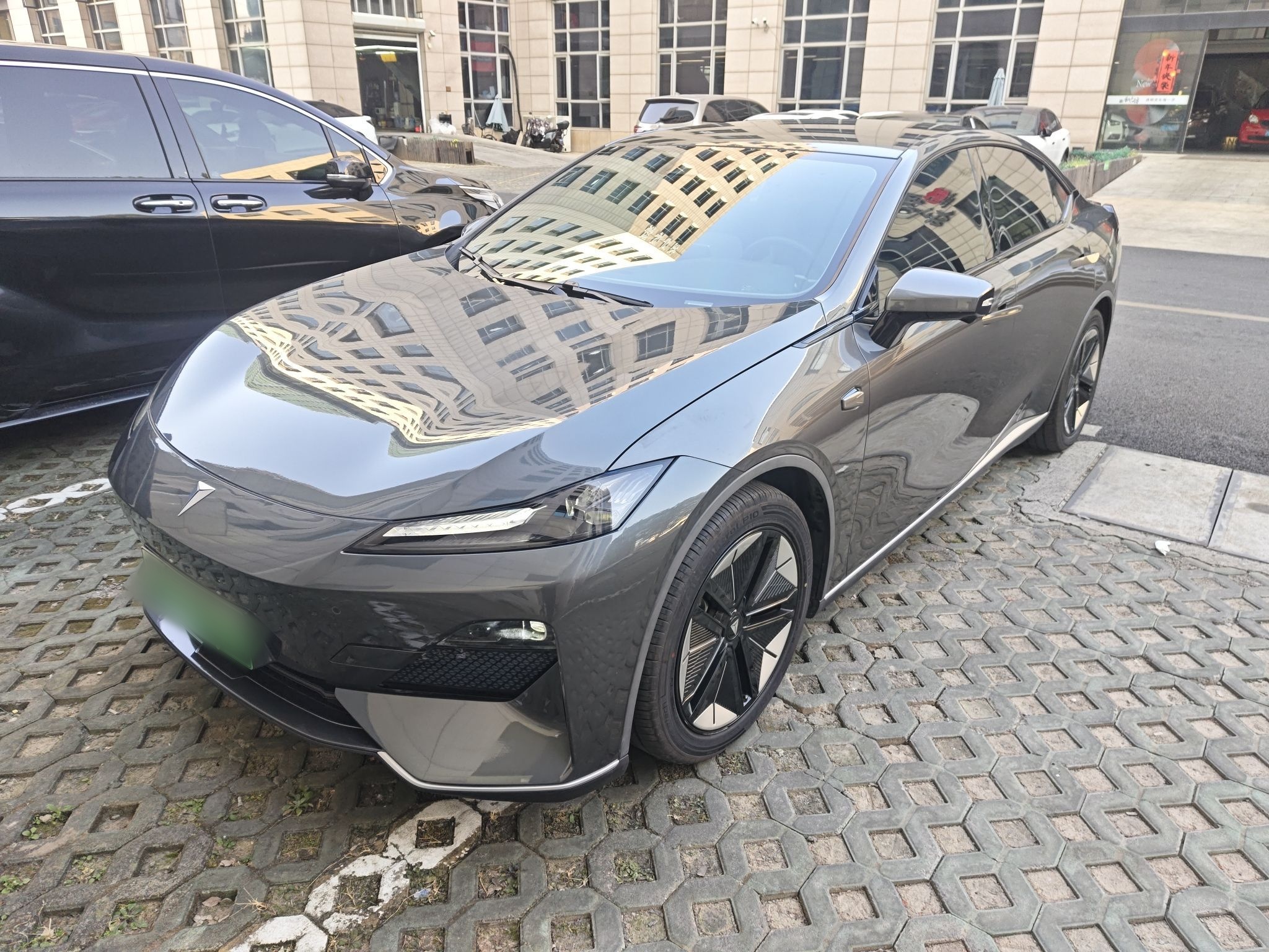 Под передней частью автомобиля