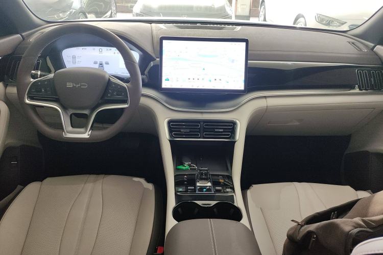 Used BYD Song PLUS New Energy 2024 Honor Edition EV 520km Flagship Model Center Console