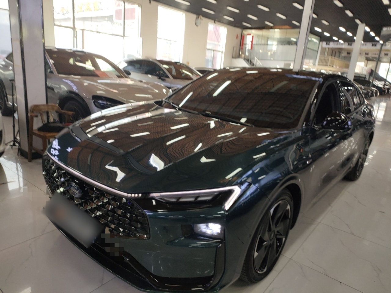 تحت مقدمة السيارة