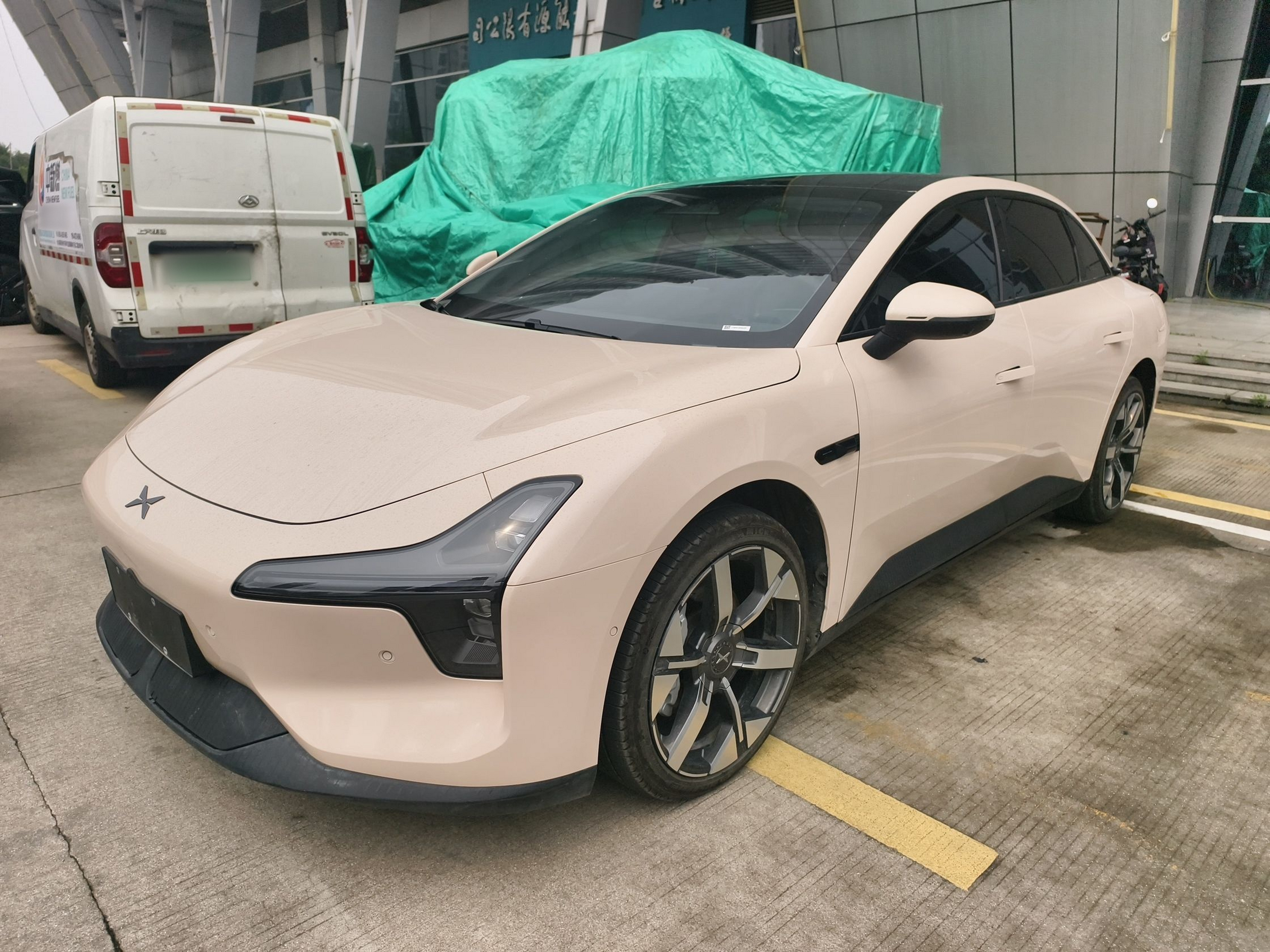 تحت مقدمة السيارة