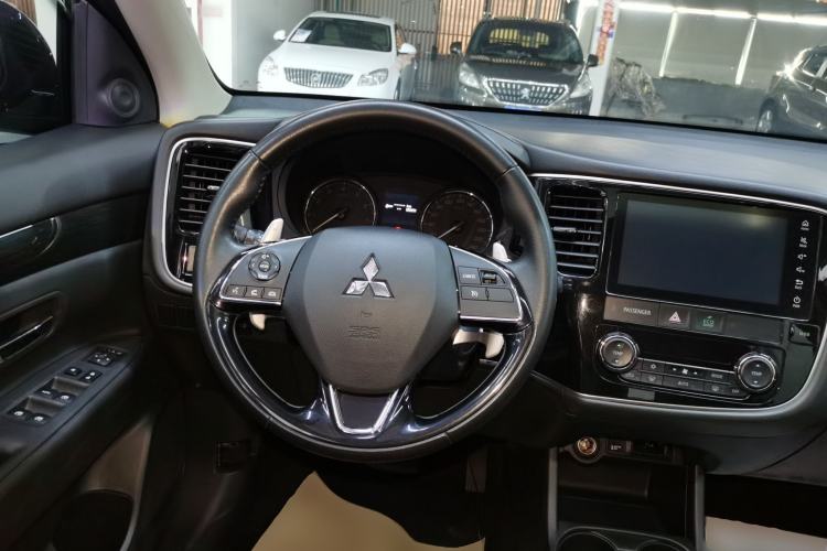 Used Mitsubishi Outlander 2016 2.4L 4x4 Luxury Edition 7-Seater
