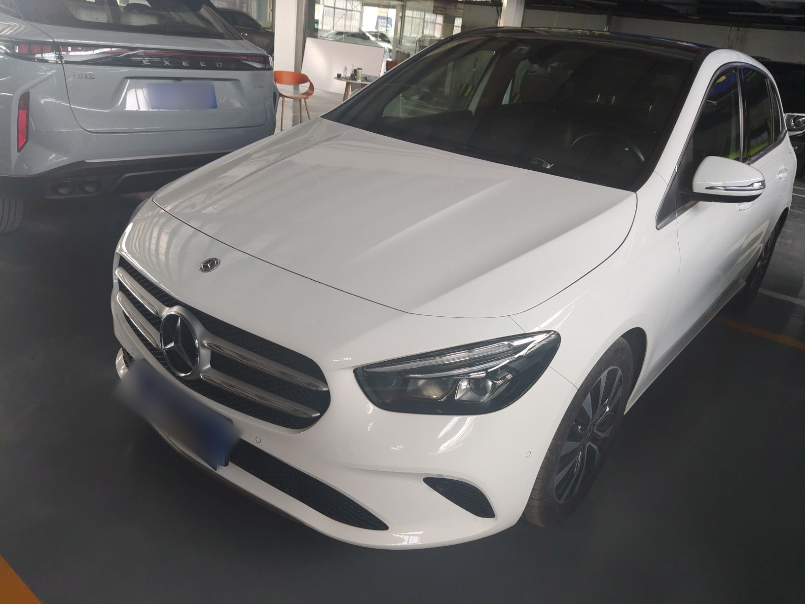 Под передней частью автомобиля