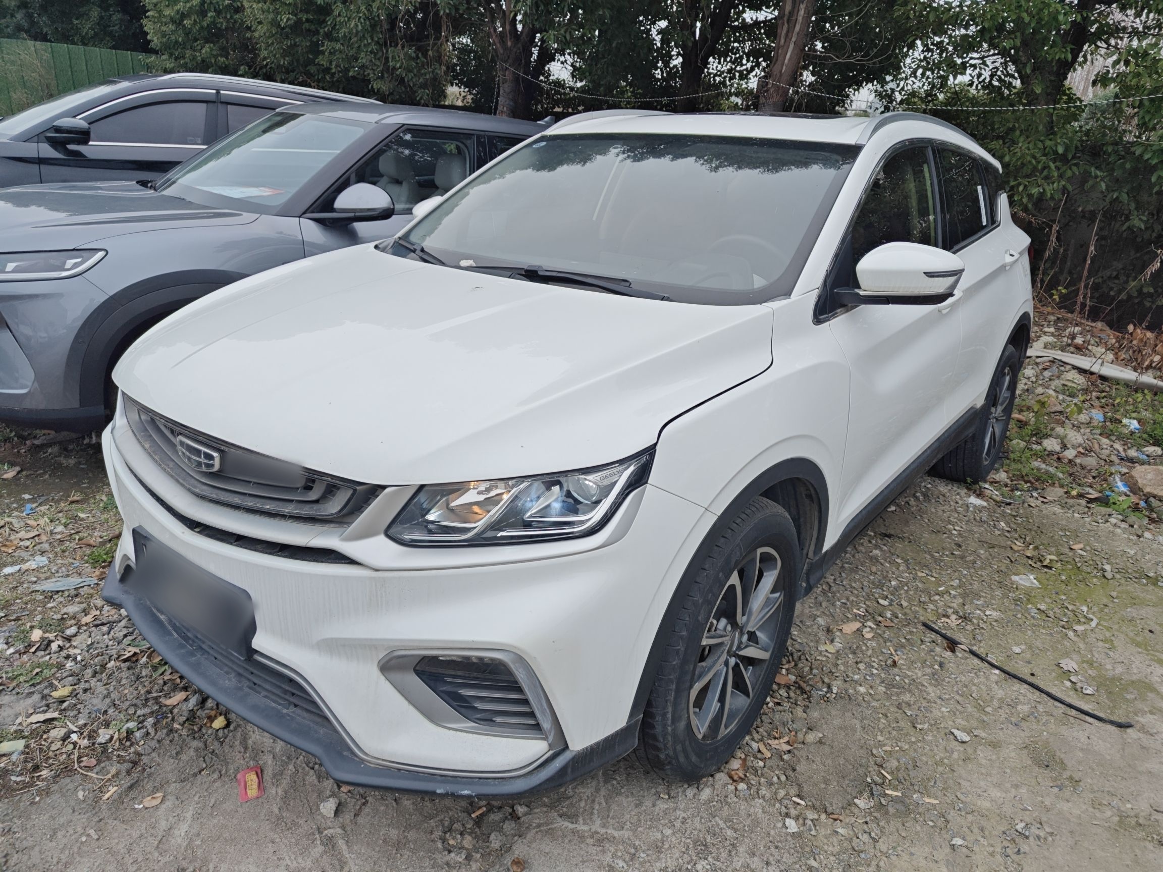 تحت مقدمة السيارة