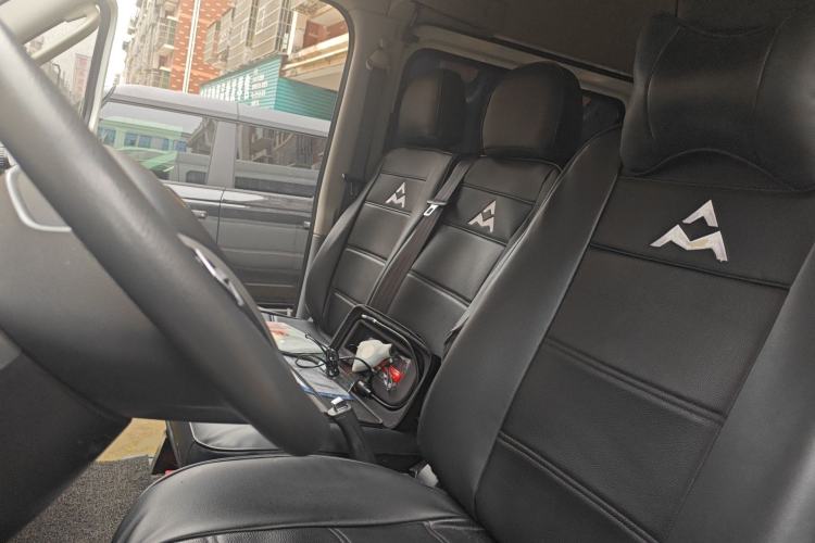 Used SAIC MAXUS Xintu V80 2025 Value Edition Aoyuntong 2.0T Manual Long Wheelbase Mid-Height Design 127 Ps 6/7/9-Seater Left Front Seat