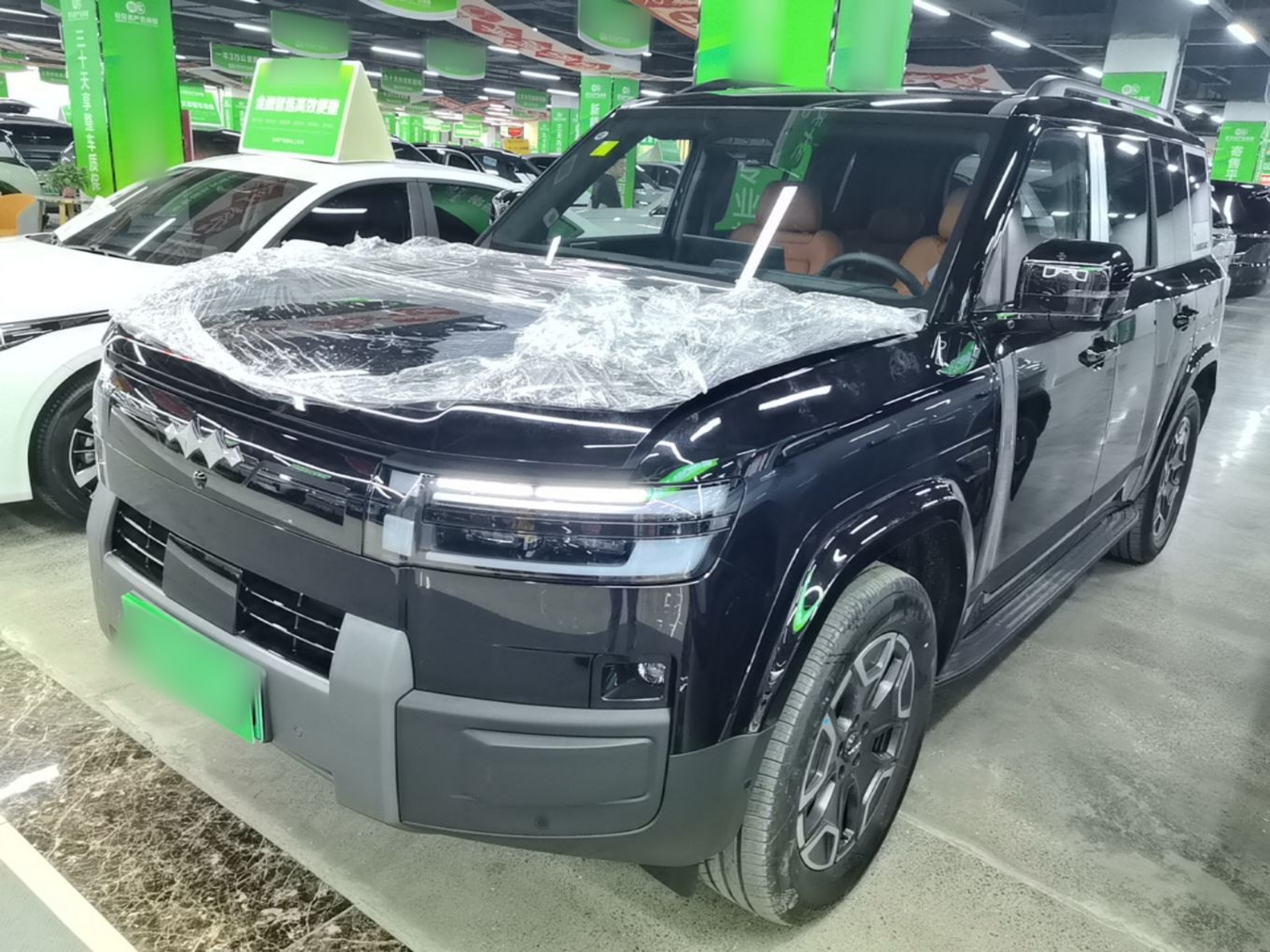 تحت مقدمة السيارة