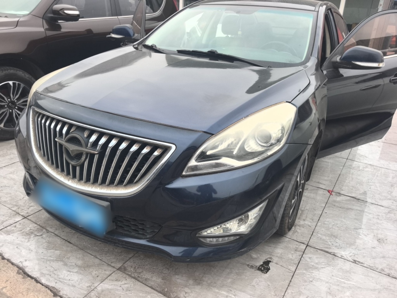 تحت مقدمة السيارة