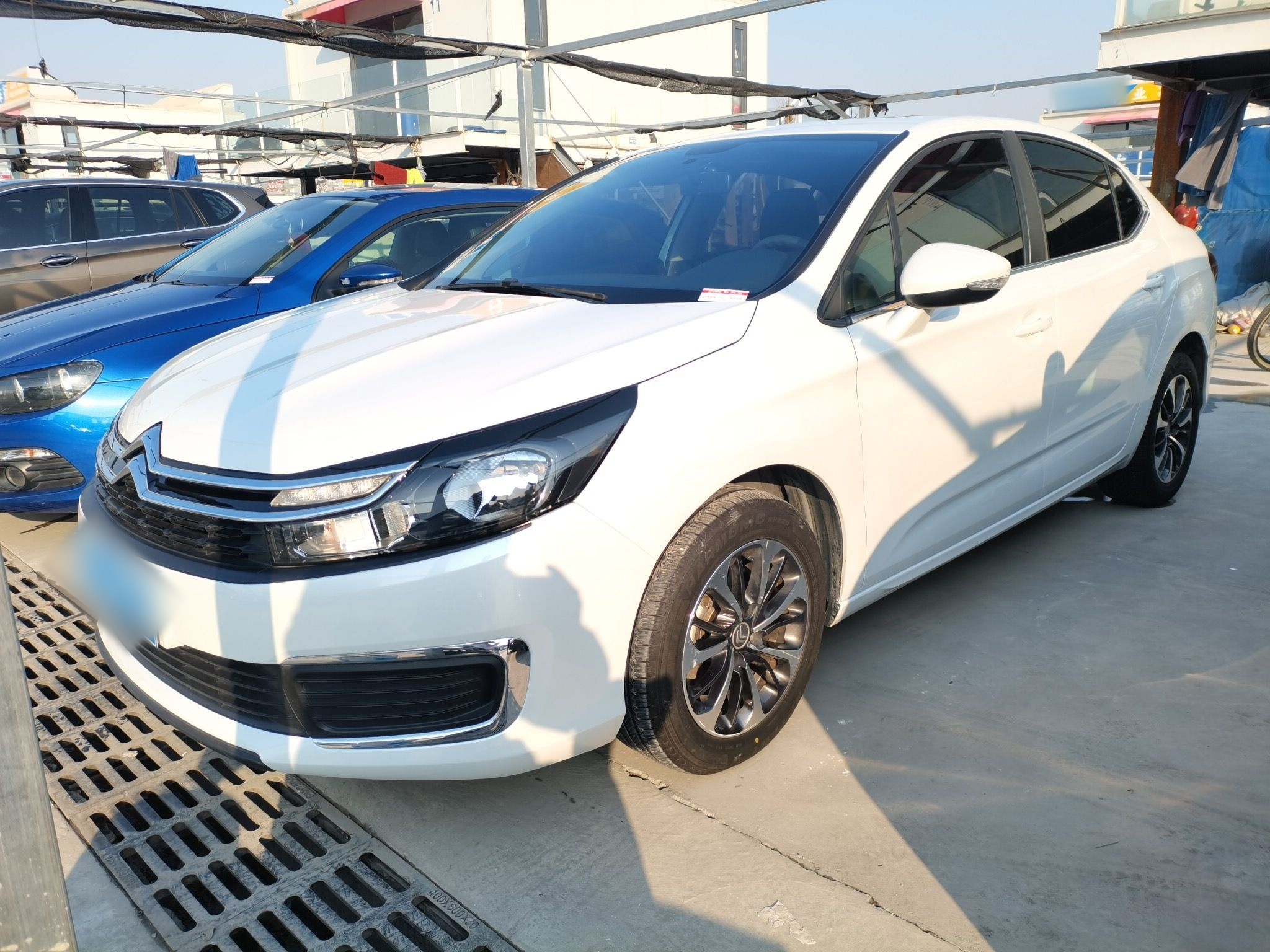 تحت مقدمة السيارة