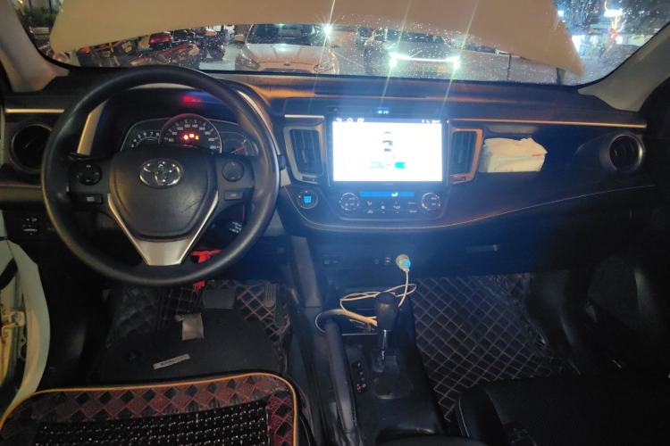 Used Toyota RAV4 2016 2.0L CVT Two-Wheel Drive Fashion Edition China V Standard Center Console