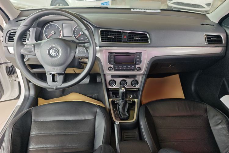 Used Volkswagen Lavida 2013 Revised Version 1.6L Automatic Luxury Edition Center Console