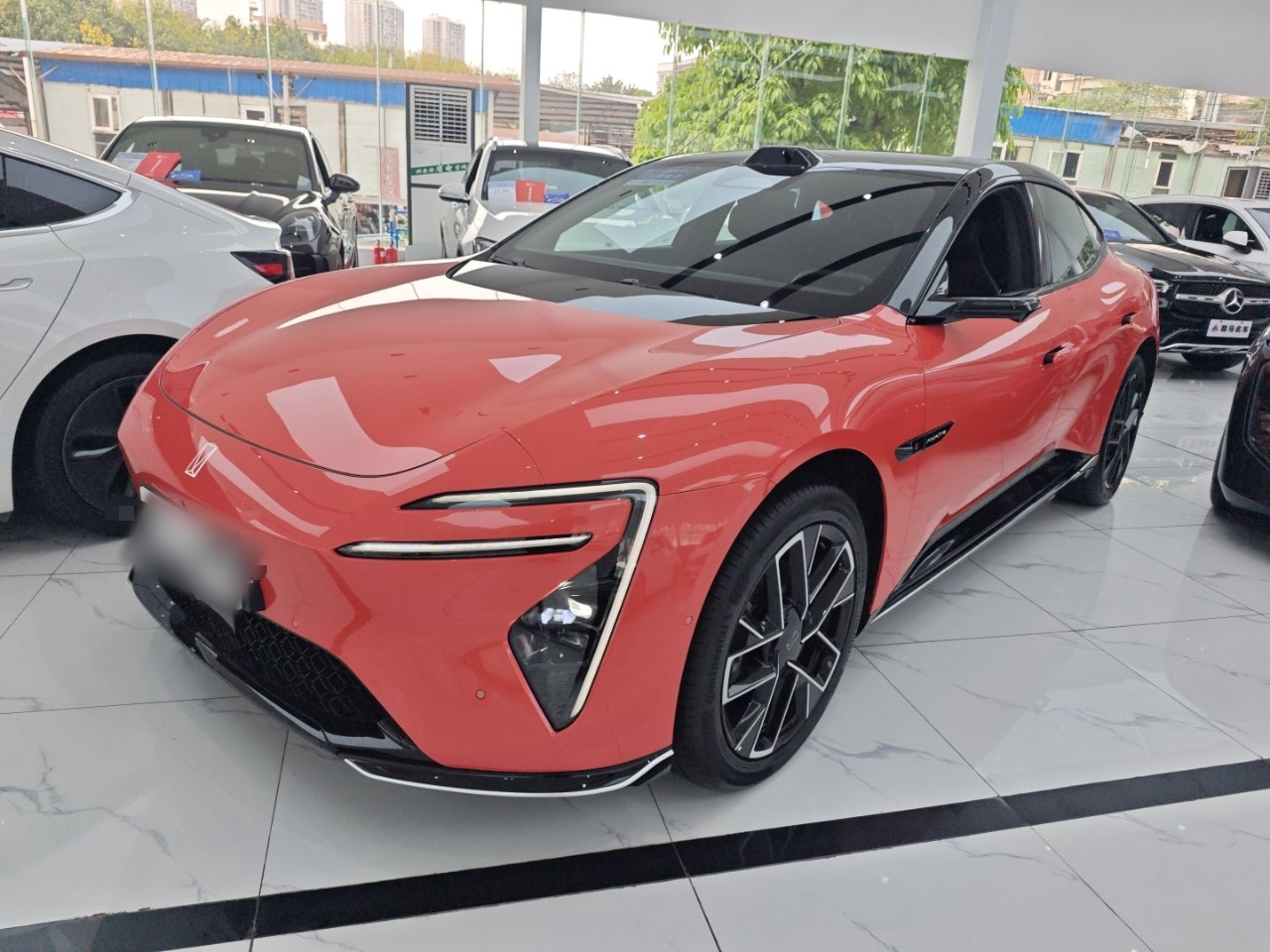 Под передней частью автомобиля