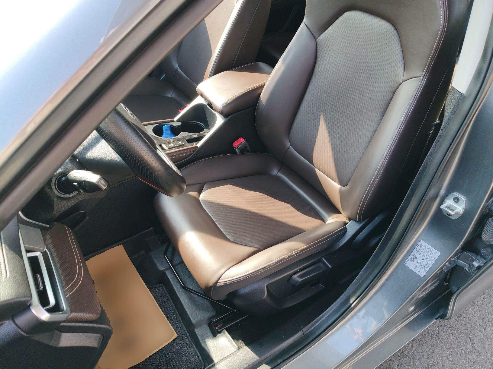 Переднее сиденье в автомобиле