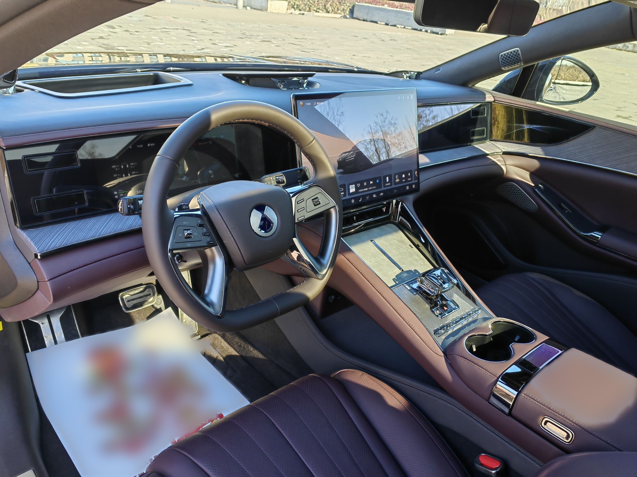 Переднее сиденье в автомобиле