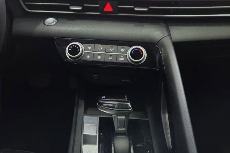Used Hyundai Elantra 2022 1.5L CVT GLX Elite Edition Interior 2