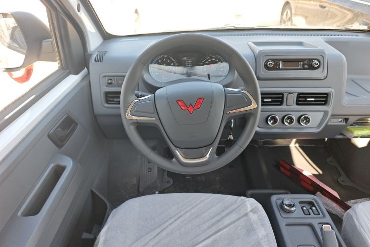 Used Wuling Yangguang 2024 300KM Comfort Version Passenger Van 75kW Steering Wheel