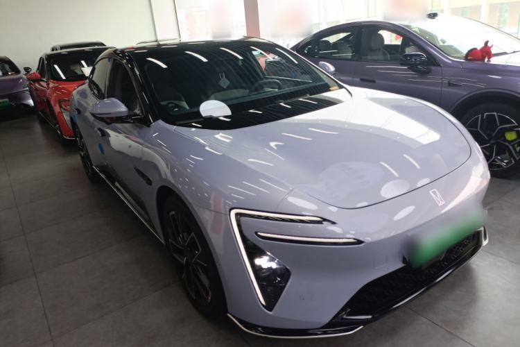 Used Avatr 06 2025 Pro Range-Extended Edition Front Right 45 Deg