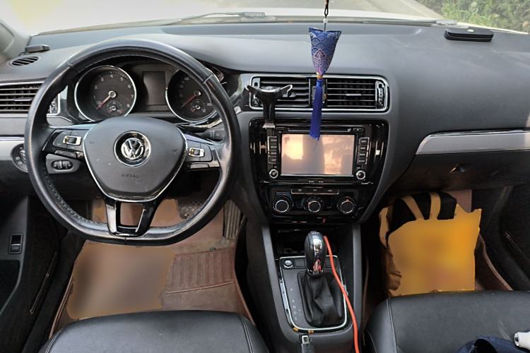 Used Volkswagen Sagitar 2015 230TSI Automatic Comfort Version Center Console