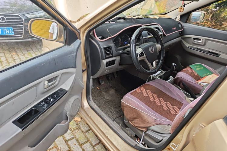 Used BAIC Weiwang M20 2014 1.5L Comfort Version BJ415B Driver Seat