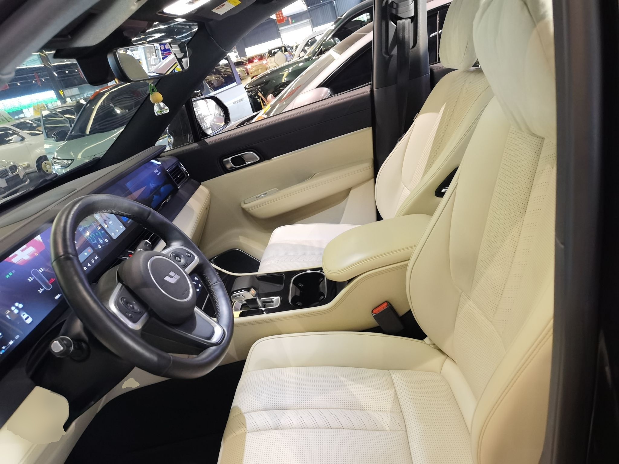 المقاعد الأمامية داخل السيارة