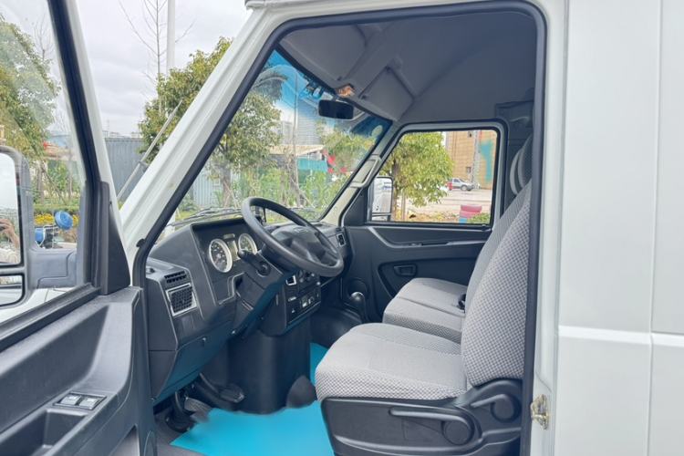 Used Iveco Daily 2017 2.8T V35 Box Truck 3 Seats 43S5