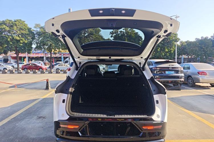 Used Zeekr 7X 2025 100 kWh Long-Range Rear-Wheel Drive with Intelligent Driving Features
