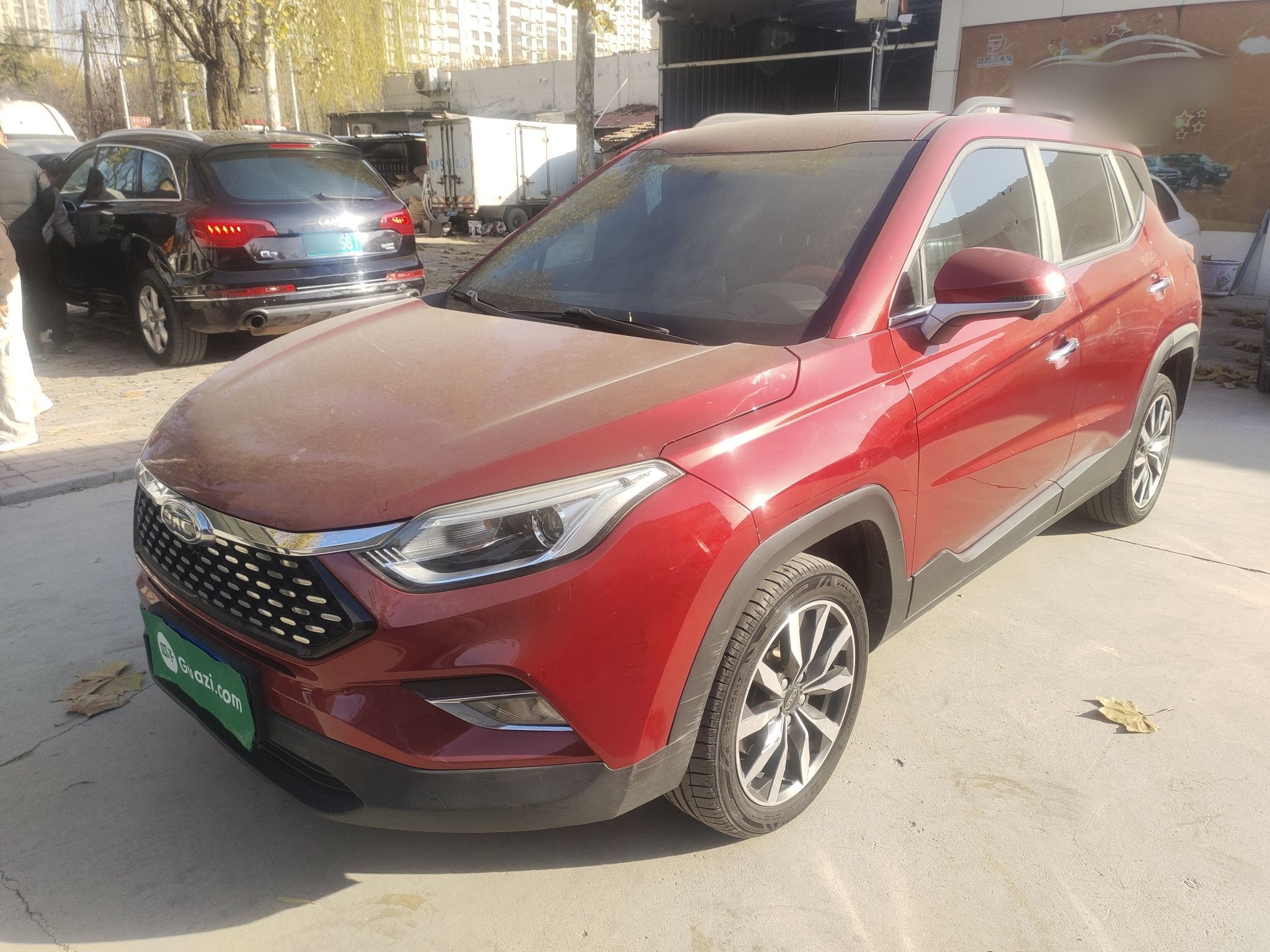 Под передней частью автомобиля