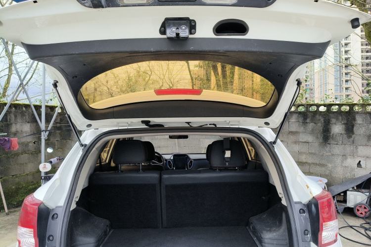 Used Huatai Santa Fe 2016 1.5T Gasoline Manual Two-Wheel Drive Smart Enjoyment i3 Model Trunk