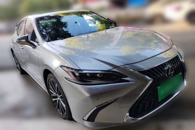 Used Lexus ES 2022 300h Deluxe Edition Front Right 45 Deg