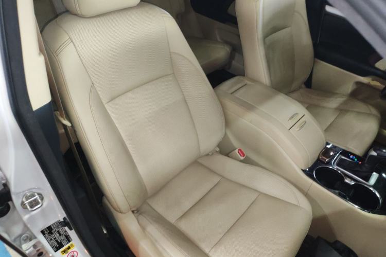 Used Toyota Highlander 2017 2.0T Two-Wheel Drive Luxury Edition 7 Seats Right Front Seat