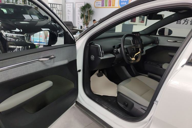 Used Volvo EX30 2025 Rear-Drive Long-Range Plus Model
