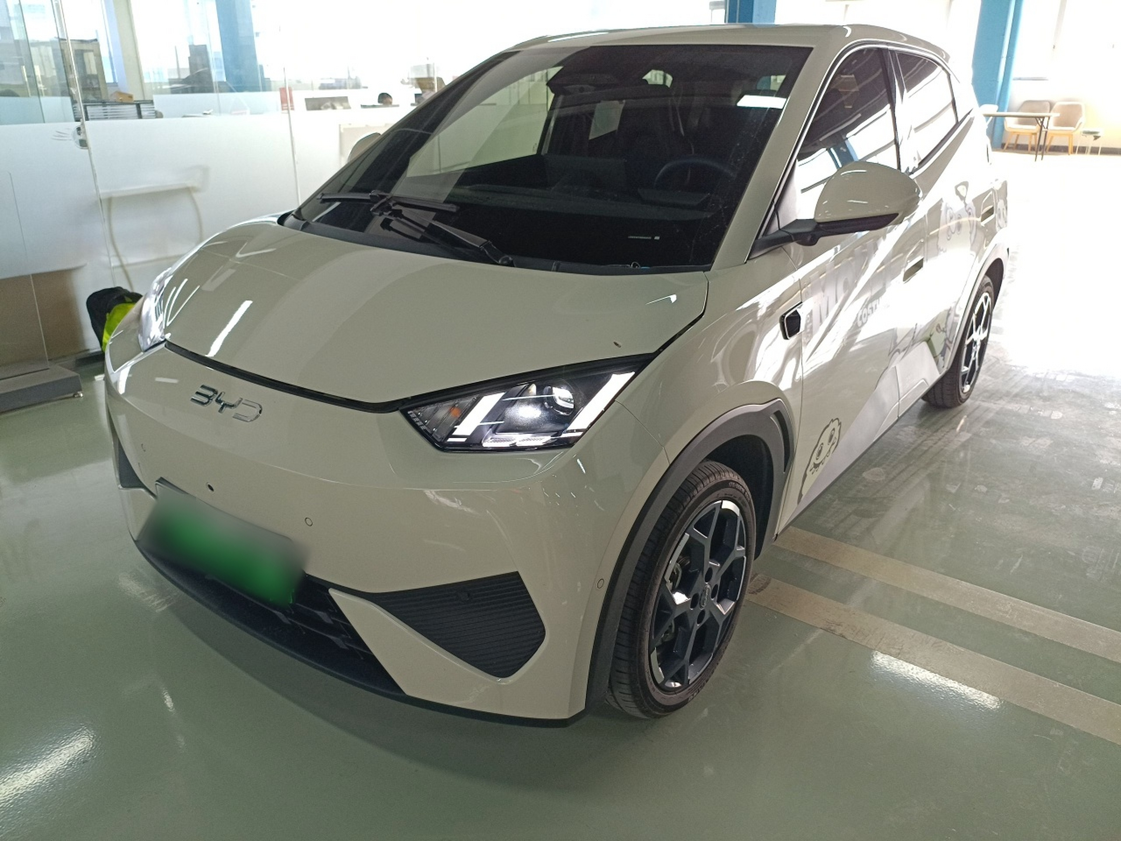 Под передней частью автомобиля