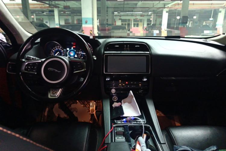 Used Jaguar F-PACE 2019 2.0T Two-Wheel Drive Urban Deluxe Edition Center Console