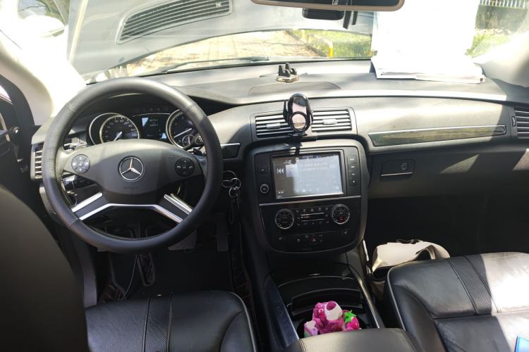 Used Mercedes-Benz R-Class 2015 R 320 4MATIC Luxury Model Center Console