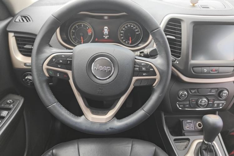 Used Jeep Cherokee 2016 2.0L Superior Edition
