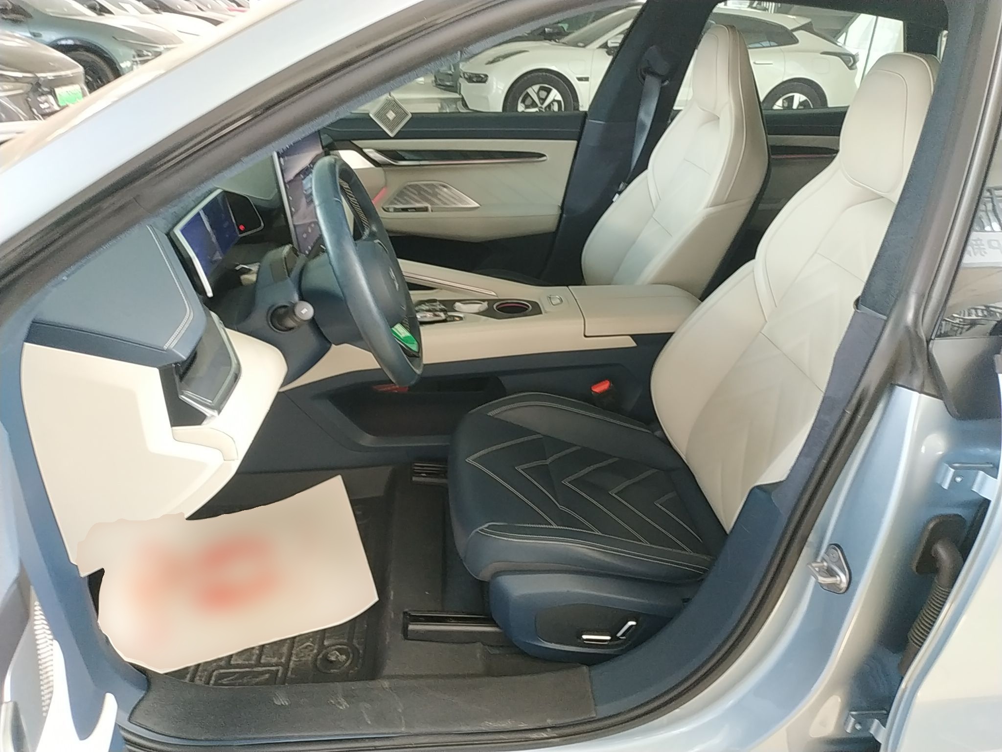 المقاعد الأمامية داخل السيارة