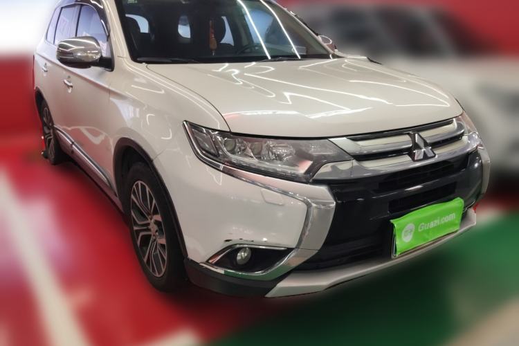Used Mitsubishi Outlander 2016 2.4L 4x4 Elite Edition 7-Seater Front Right 45 Deg