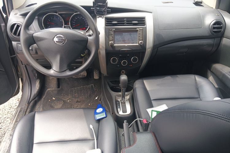 Used Nissan Livina 2013 1.6XE CVT Comfort Edition Center Console