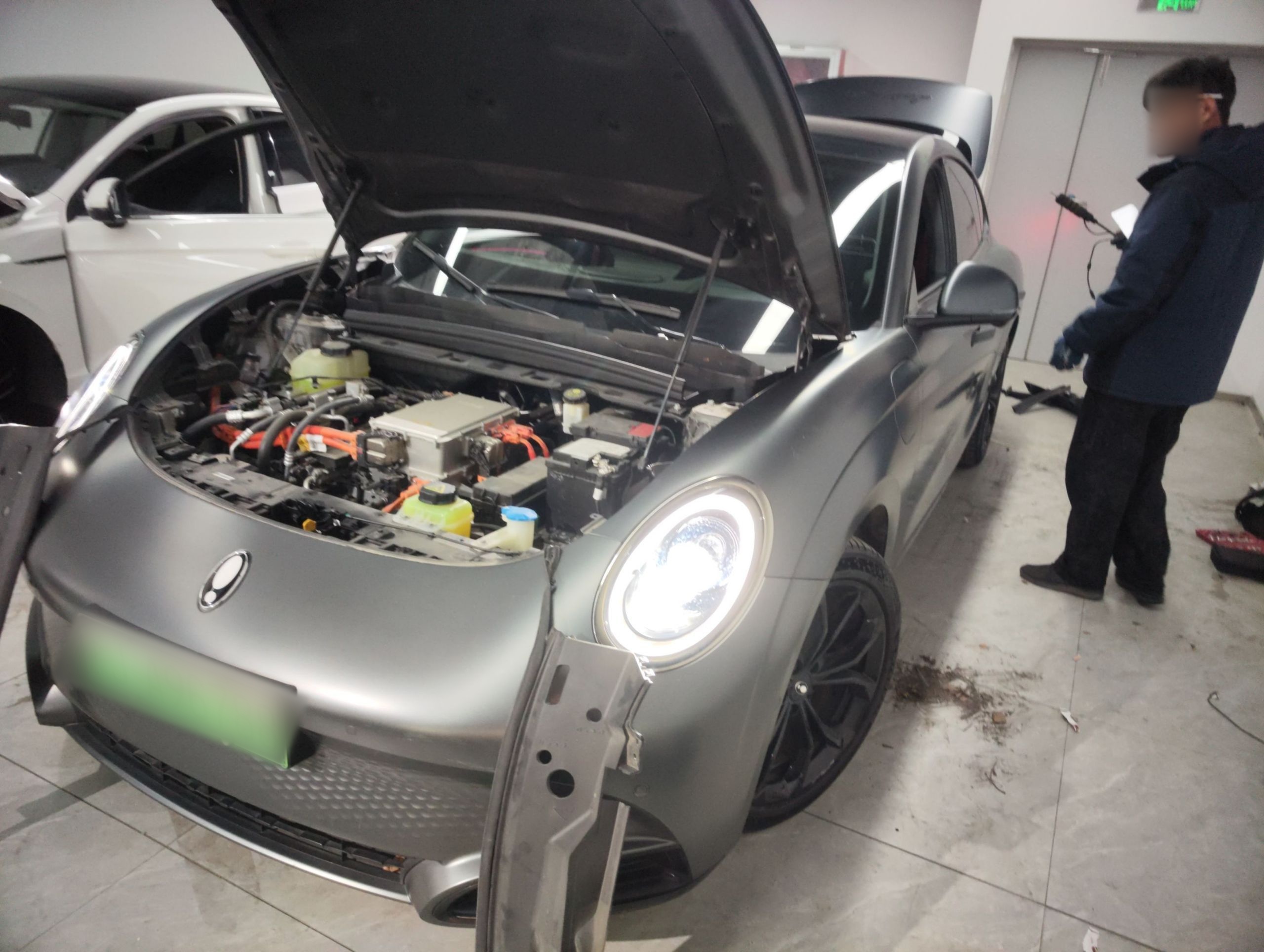 تحت مقدمة السيارة