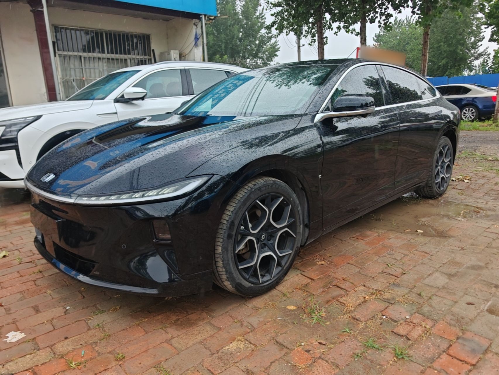 Под передней частью автомобиля