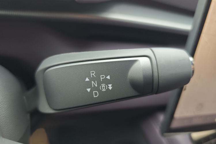 Used XPeng P7 2025 Model—702 Long Range Ultra Gear Lever