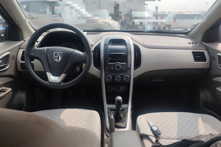 Used Baojun 630 2012 1.5L DVVT manual comfort version Center Console