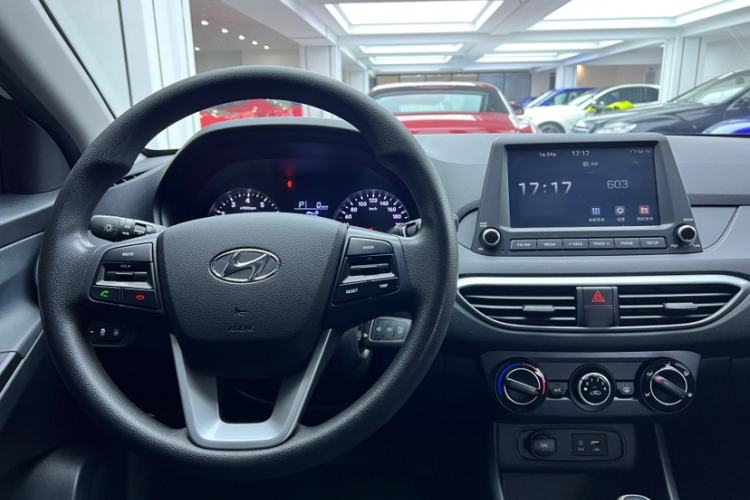 Used Hyundai Celesta 2017 1.6L Automatic Enjoyment Version GLS Interior 5