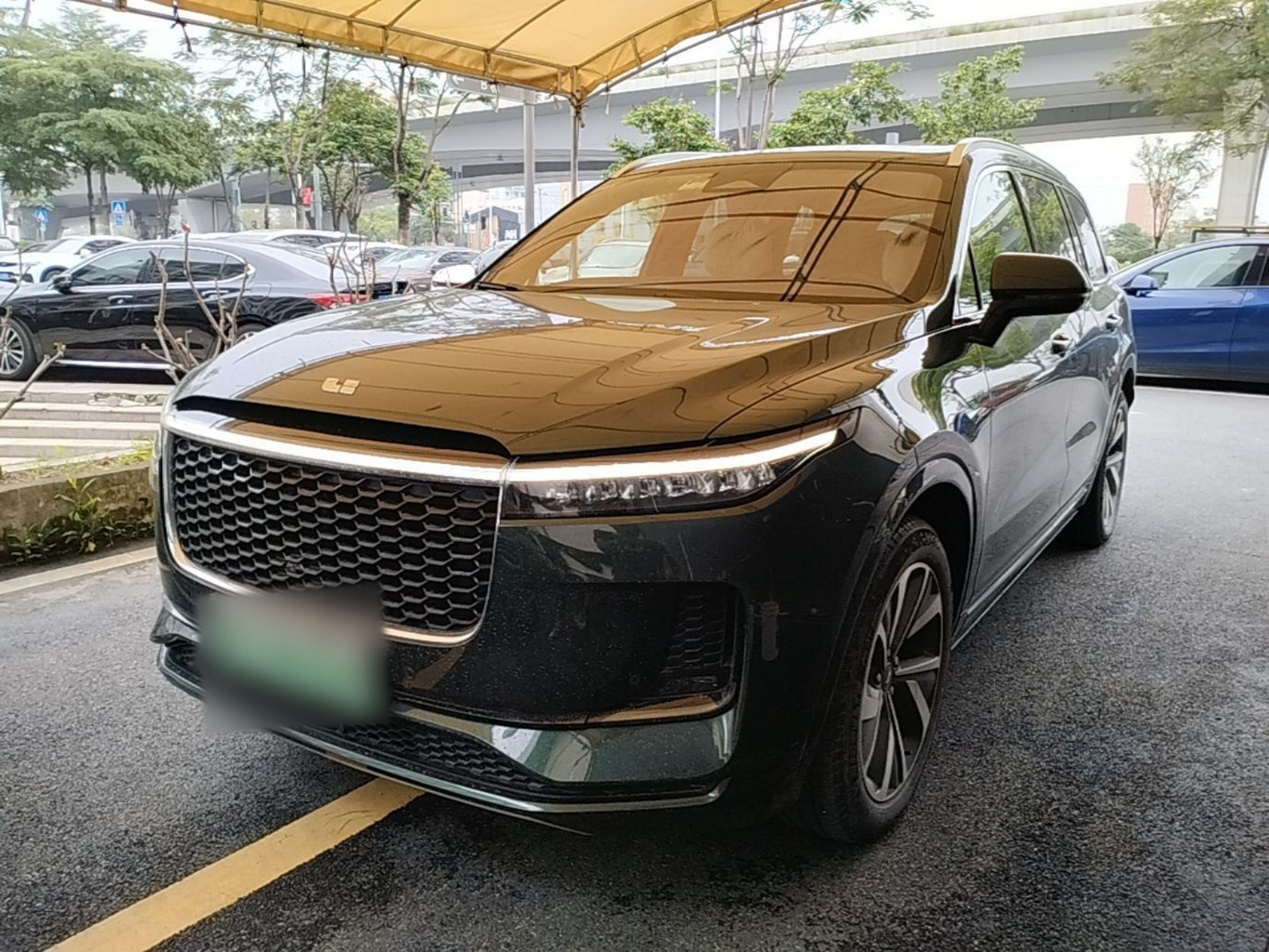 Под передней частью автомобиля
