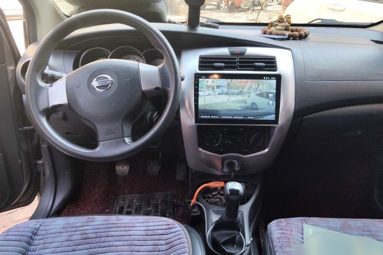 Used Nissan Livina 2010 Jingrui Edition 1.6L Manual Standard Model Center Console