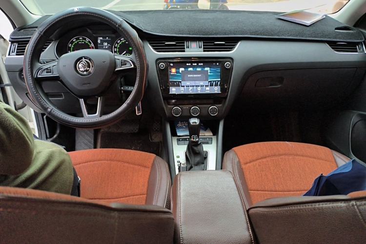 Used Skoda Octavia 2019 1.5L Automatic Comfort Edition Center Console