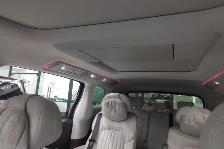 Used VOYAH Dream 2025 EV Four-Wheel Drive Flagship Kunpeng Edition
