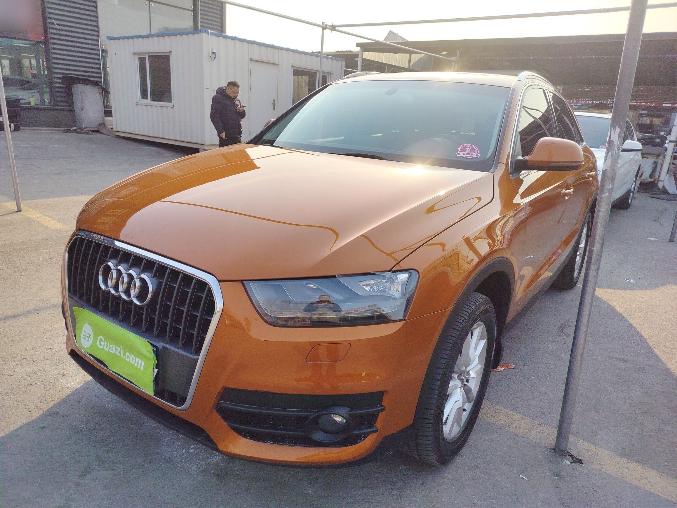 Под передней частью автомобиля