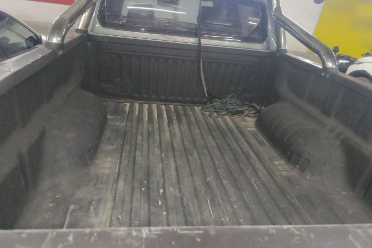 Used SAIC MAXUS T70 2021 2.0T Diesel Automatic Two-Wheel Drive Elite Version with Long Bed and High Ground Clearance