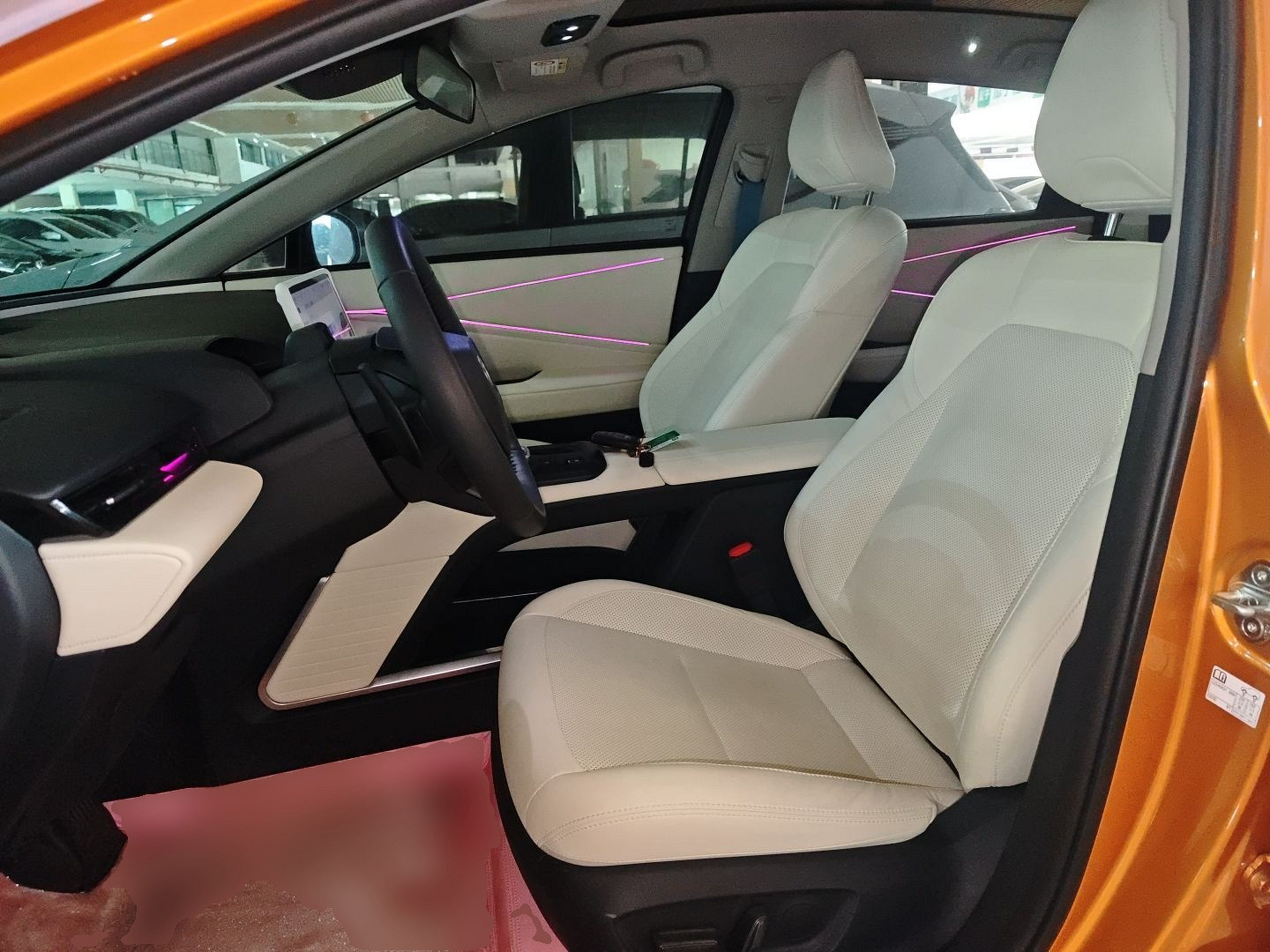 المقاعد الأمامية داخل السيارة