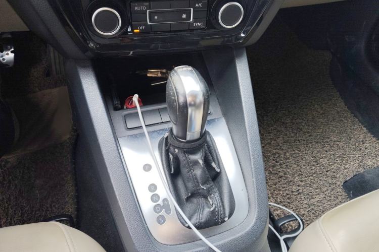 Used Volkswagen Sagitar 2014 Revised Version 1.4TSI Automatic Luxury Edition Gear Lever